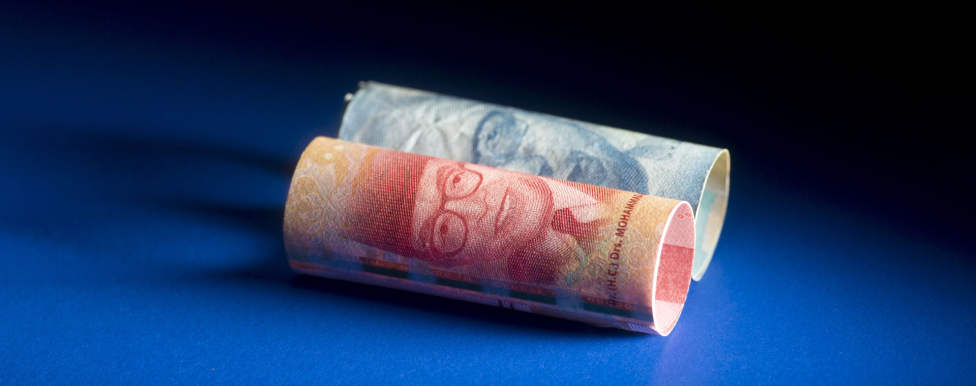 Potret uang pecahan Rp100.000 dan Rp50.000./Bloomberg-Brent Lewin.