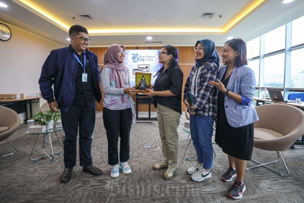  Mahasiswa Fakultas Ilmu Komunikasi UPN Vateran Jogjakarta Kunjungi Kantor Bisnis Indonesia Group