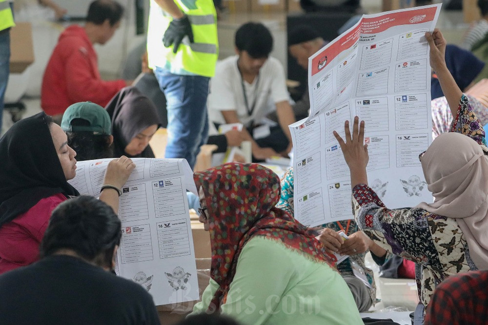 Pekerja melakukan penyortiran dan pelipatan surat suara Pemilu 2024 di Gelanggang Olah Raga (GOR) Kebon Jeruk, Jakarta, Selasa (2/1/2024)./Bisnis-Eusebio Chrysnamurti.