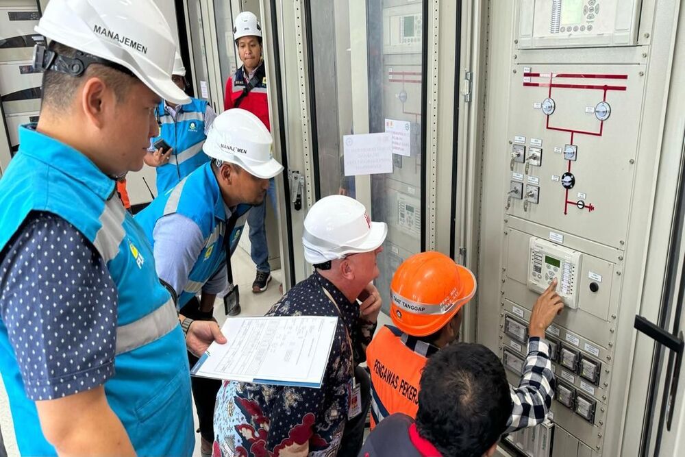 Petugas memeriksa panel listrik di kawasan ekonomi khusus Manyar, Gresik, Jawa Timur./Ist-PLN