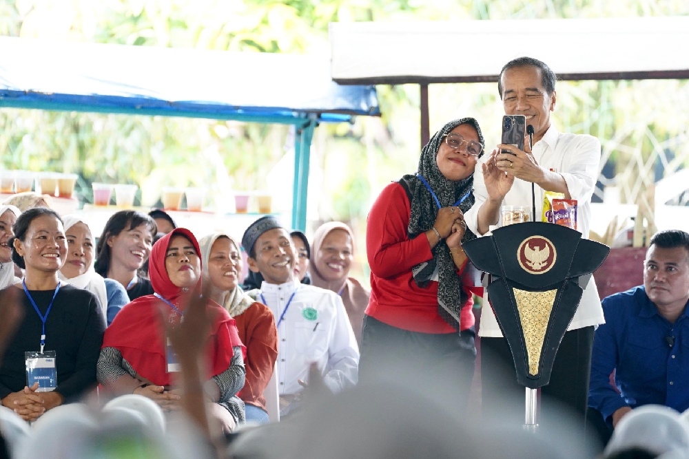  Jokowi Acungkan Jempol Untuk Produk Ibu Sri, Nasabah PNM Mekaar