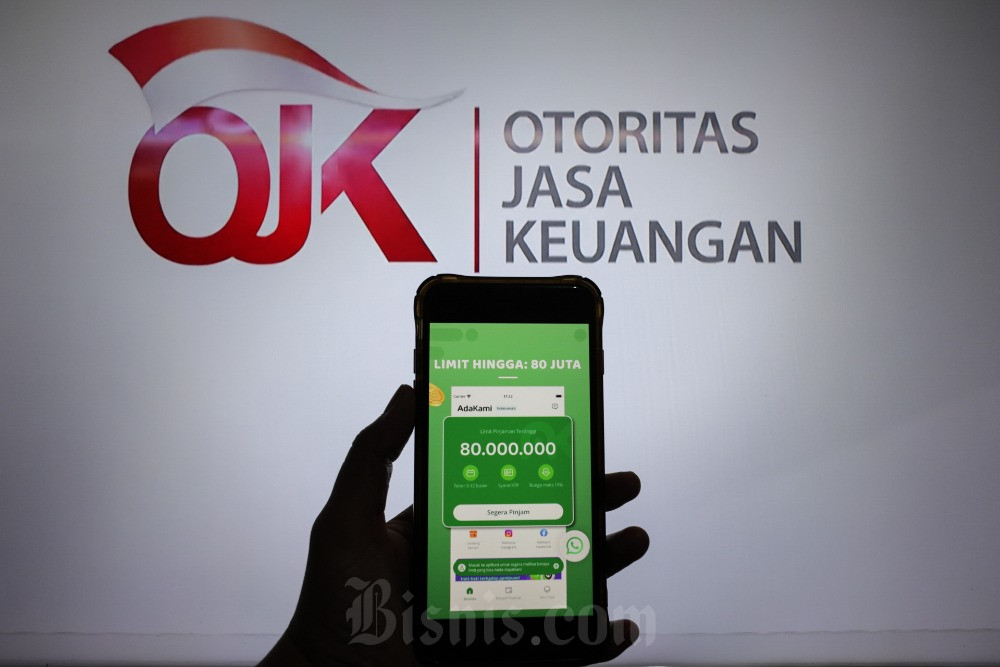 Warga mencari informasi tentang pinjaman oniline di Jakarta, Rabu (10/1/2024). Bisnis/Fanny Kusumawardhani