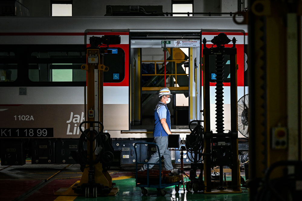  Begini Proses Perawatan Rangkaian Kereta LRT Jakarta