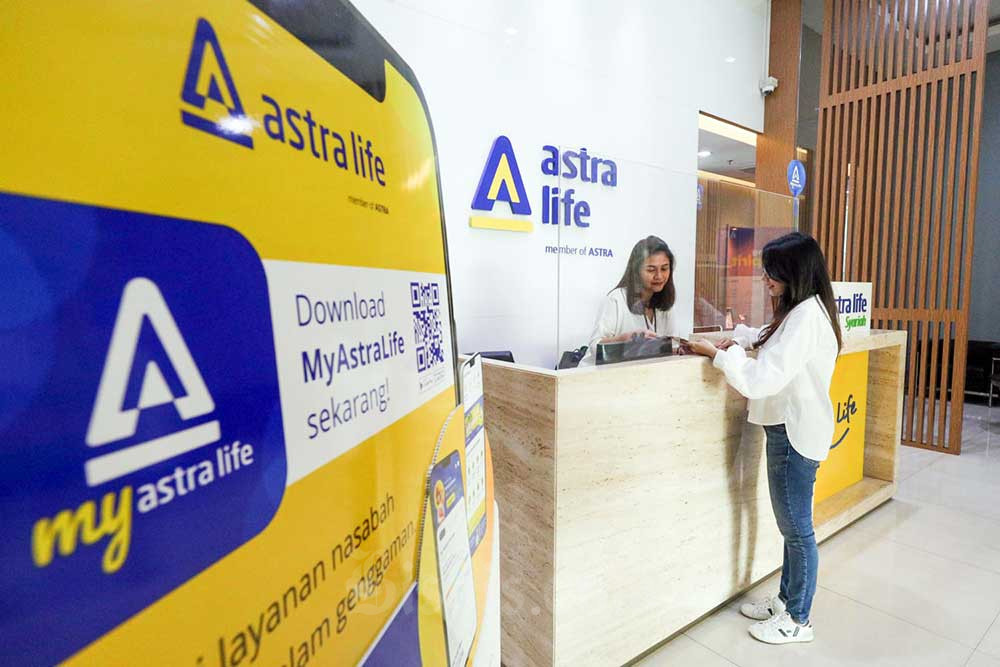 Karyawati beraktivitas di kantor PT Asuransi Jiwa Astra (Astra Life) di Jakarta, Selasa (11/10/2022). Bisnis/Suselo Jati