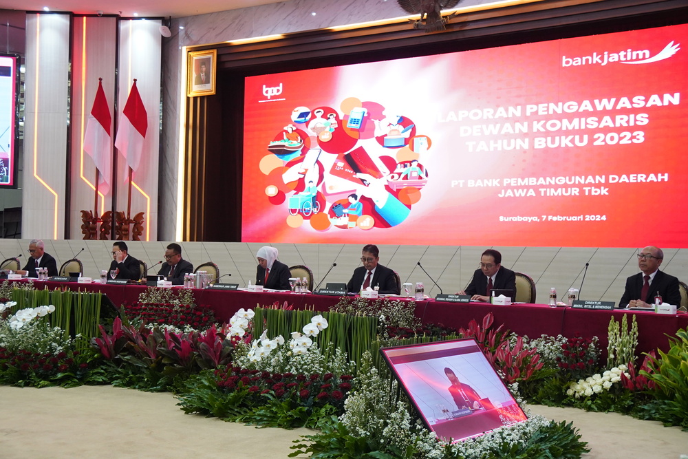 Gubernur Jawa Timur Khofifah Indar Parawansa (tengah) bersama jajaran direksi Bank Jatim dalam RUPS, Rabu (7/2/2024)./Bank Jatim
