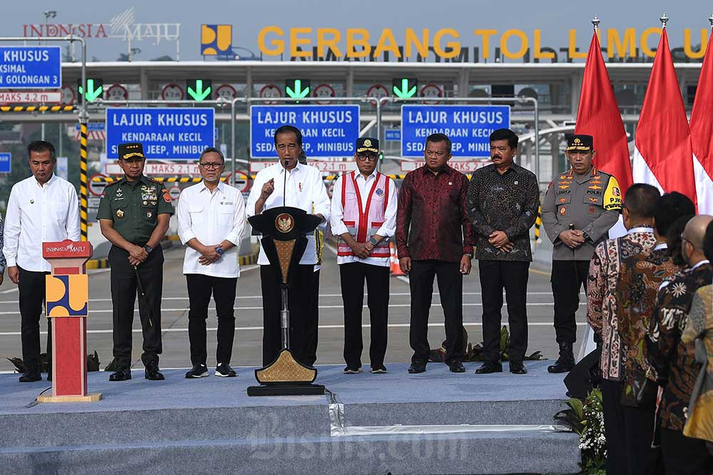 Proyek Andalan Jokowi Sudah Telan APBN Capai Rp1.515 Triliun. Presiden Joko Widodo (keempat kiri) menyampaikan pengarahan dalam peresmian Jalan Tol Pamulang-Cinere-Raya Bogor di Gerbang Tol Limo Utama, Depok, Jawa Barat, Senin (8/1/2024). ANTARA FOTO/Sigid Kurniawan