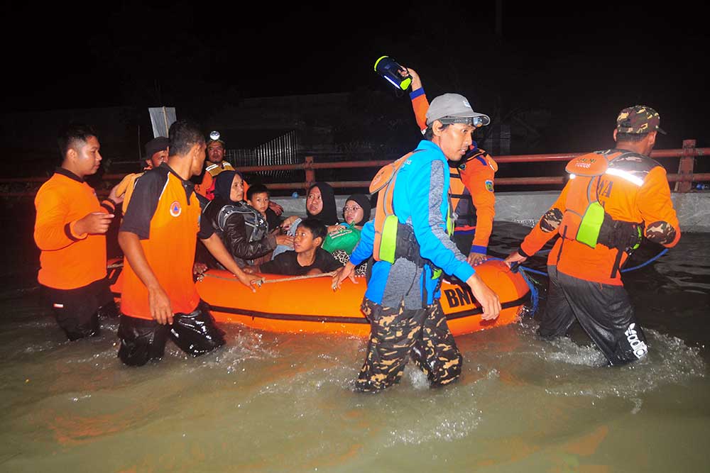  Relawan Gabungan Mulai Evakuasi Warga Yang Terjebak Banjir di Demak Jawa Tengah