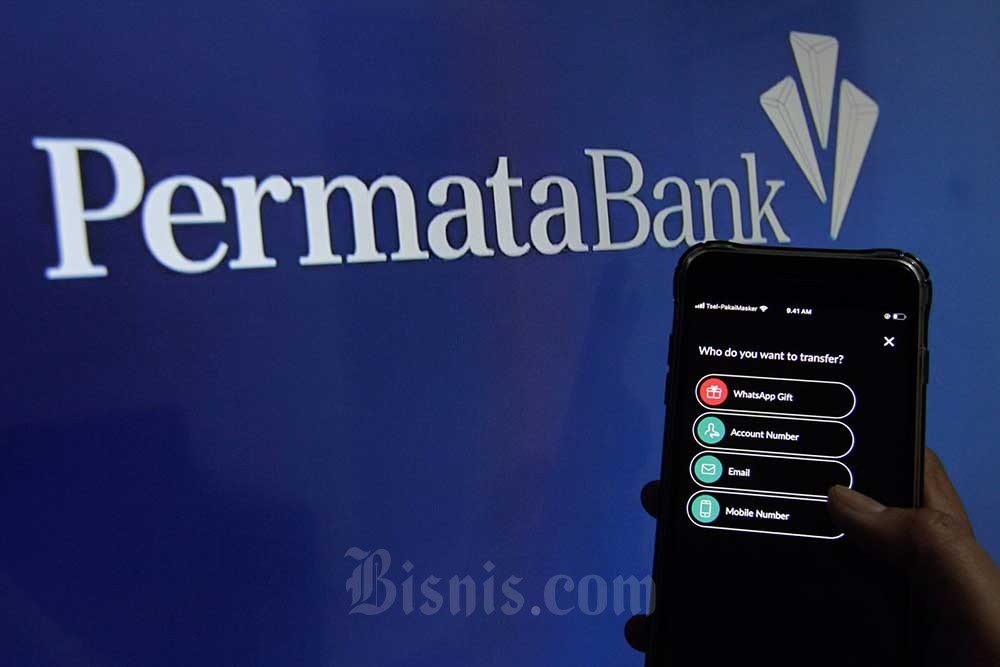 Nasabah mengakses aplikasi mobile banking PT Bank Permata Tbk. (BNLI) di Jakarta, Selasa (4/10/2022). Bisnis/Fanny Kusumawardhani