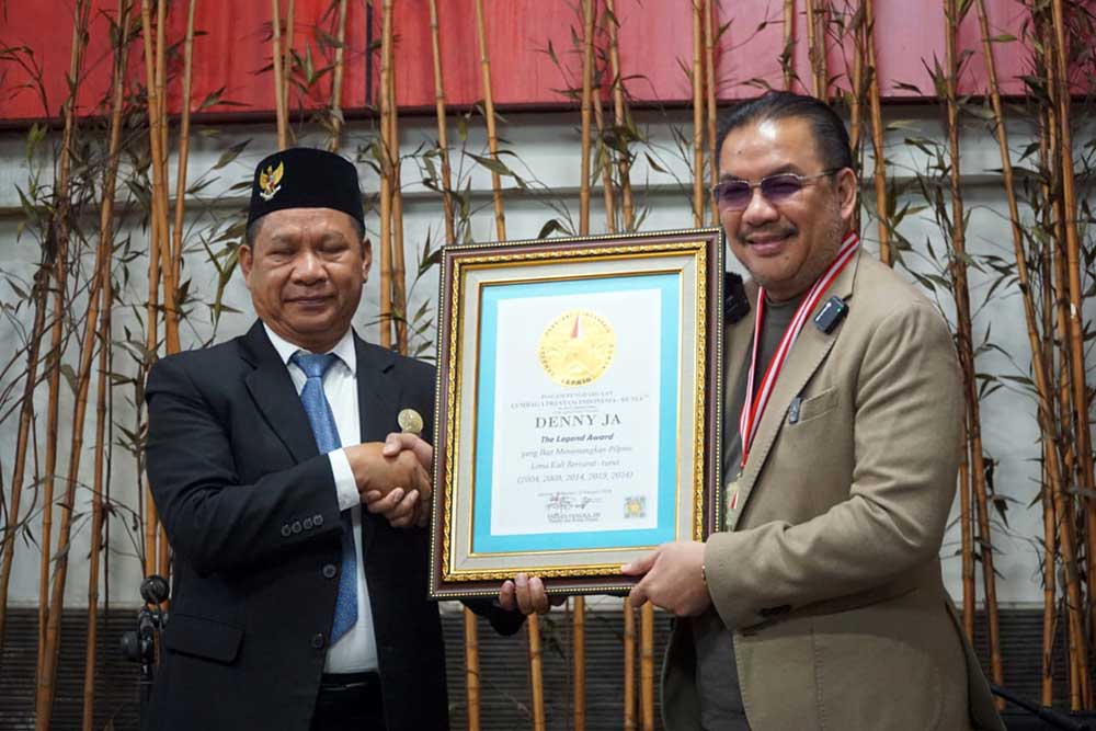  Menangkan Capres Lima Kali Beruntun, Denny JA Terima The Legend Award