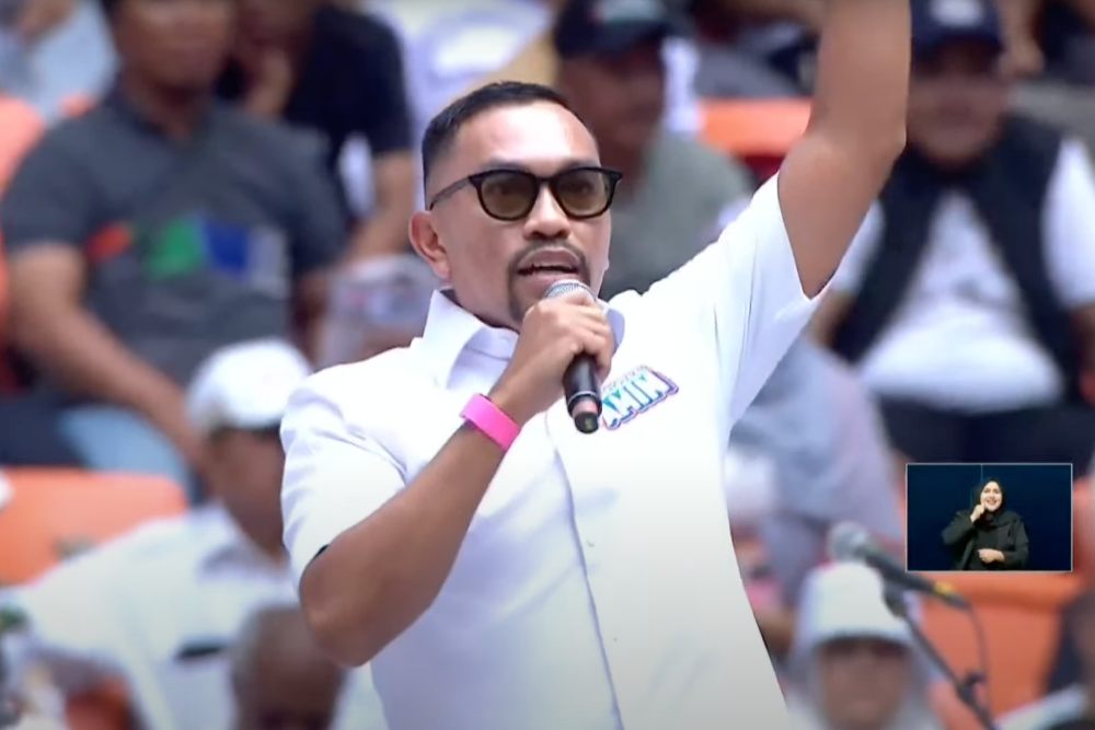 Politisi Nasdem Ahmad Sahroni memberikan orasi saat kampanye akbar paslon 01 Anies-Muhaimin (AMIN) di Jakarta International Stadium (JIS), Sabtu (10/2/2024).