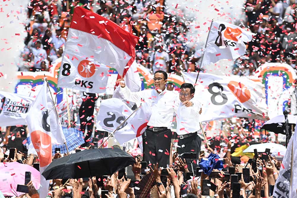 Capres nomor urut 1 Anies Baswedan (kiri) didampingi cawapres Muhaimin Iskandar menyapa para pendukungnya dalam kampanye akbar di Jakarta International Stadium (JIS), Jakarta, Sabtu (10/2/2024). Kampanye tersebut merupakan penutup dari rangkaian kampanye Anies-Muhaimin sebelum hari pelaksanaan Pemilu 2024 pada 14 Februari mendatang. ANTARA FOTO/Indrianto Eko Suwarso
