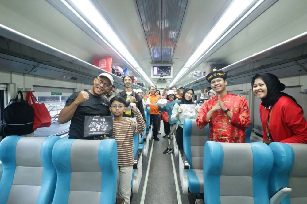 Sejumlah penumpang dan petugas foto bersama di dalam KA Argo Semeru di Stasiun Surabaya Gubeng, Sabtu (10/2/2024)./Antara-KAI Daop 8 Surabaya.