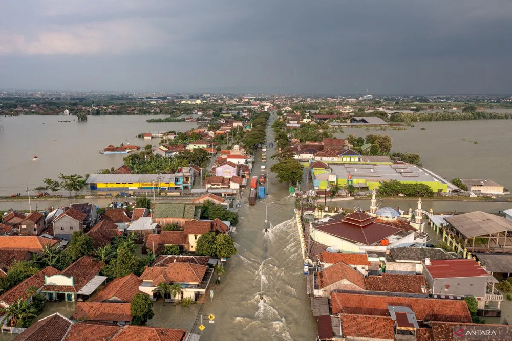 Foto udara kondisi jalur pantura Demak-Kudus yang terendam banjir di Kecamatan Karanganyar, Kabupaten Demak, Jawa Tengah, Jumat (9/2/2024)./Antara-Aji Styawan.