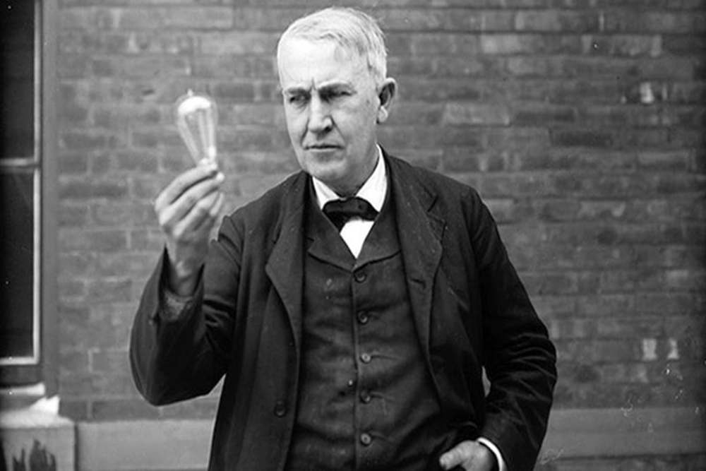 Thomas Alva Edison penemu lampu