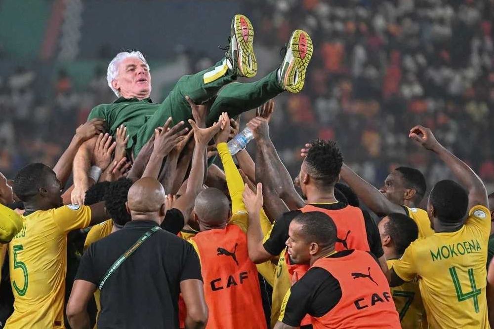 Pelatih kepada Afrika Selatan Hugo Broos diangkat ramai-ramai oleh para pemain setelah memenangkan pertandingan perebutan tempat ketiga Piala Afrika 2024 antara Afrika Selatan dan Republik Demokratik Kongo.