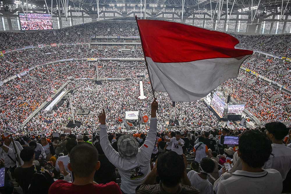 Ribuan simpatisan mengikuti kampanye akbar capres-cawapres nomor urut 1 Anies Baswedan dan Muhaimin Iskandar di Jakarta International Stadium (JIS), Jakarta, Sabtu (10/2/2024). Kampanye tersebut merupakan penutup sebelum hari pelaksanaan Pemilu 2024 pada 14 Februari mendatang. ANTARA FOTO/Aditya Pradana Putra