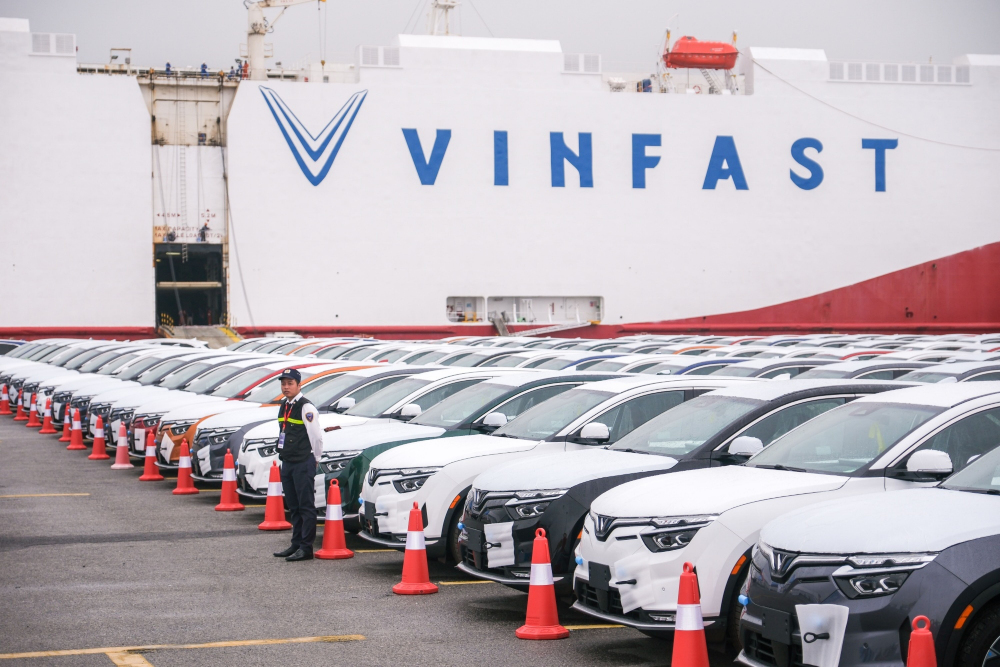 Mobil listrik Vinfast VF8 yang akan diekspor sedang diangkut ke kapal di Haiphong, Vietnam pada Jumat (25/11/2022). - Bloomberg/Linh Pham