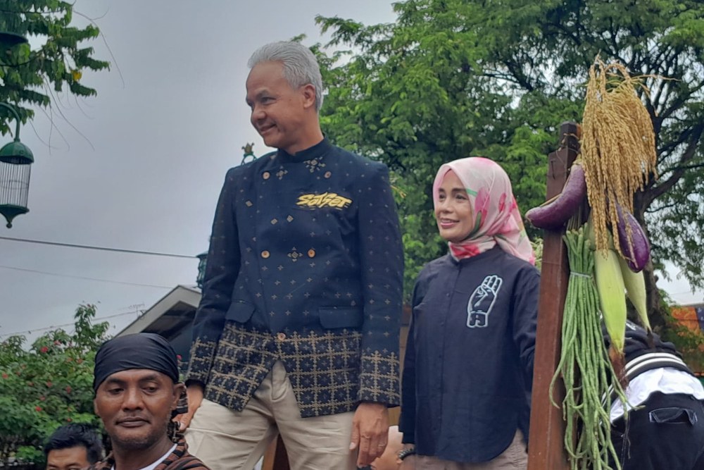 Capres nomor urut 3 Ganjar Pranowo dan istrinya Atikoh mengikuti kirab budaya dalam puncak kampanye akbar di Solo, Jawa Tengah pada Sabtu (10/2/2024). JIBI/Surya Dua Artha Simanjuntak.