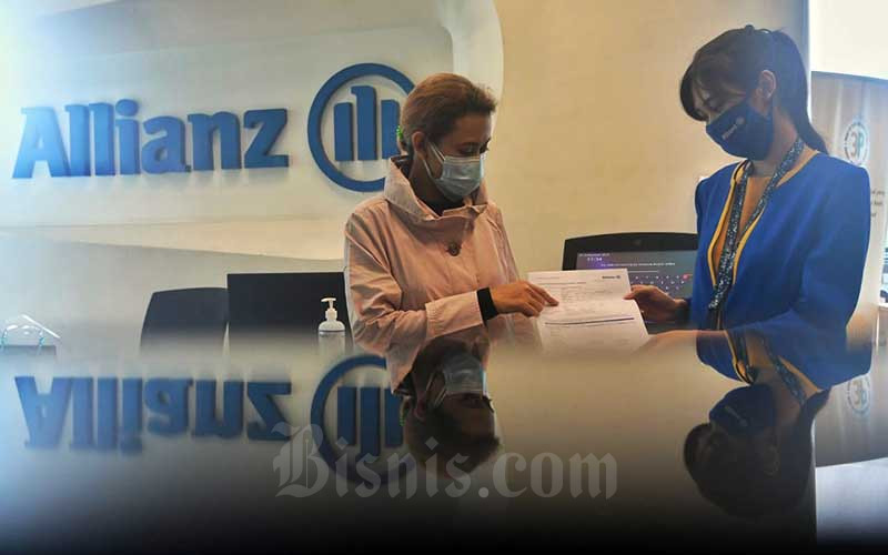 Karyawan melanyani nasabah di kantor Allianz di Jakarta, Senin (1/2/2021). Bisnis/Abdurachman