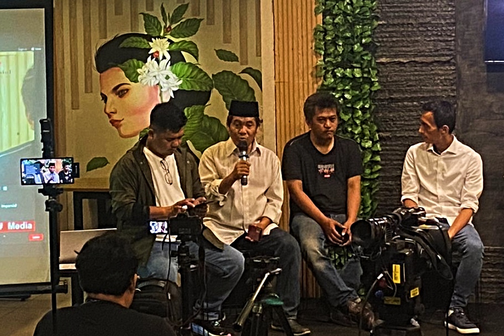 Aktivis 98 dan pendiri Lingkar Madani (Lima) Ray Rangkuti tengah memberikan materi dalam diskusi bersama Koalisi Masyarakat Sipil di Sadjoe Cafe and Resto, Minggu (11/2/2023)./Bisnis-Akbar Evandio