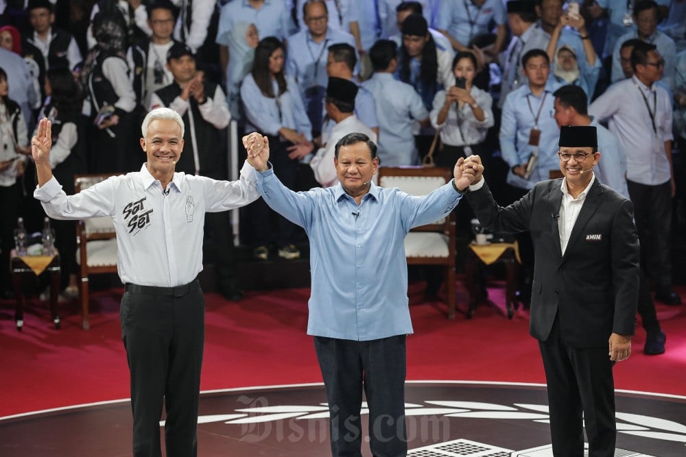 Calon presiden nomor urut 1 Anies Baswedan (kanan), Calon presiden nomor urut 2 Prabowo Subianto (tengah), dan Calon presiden nomor urut 3 Ganjar Pranowo berjabat tangan usai acara Debat Capres Perdana di Jakarta, Selasa (12/12/2023).