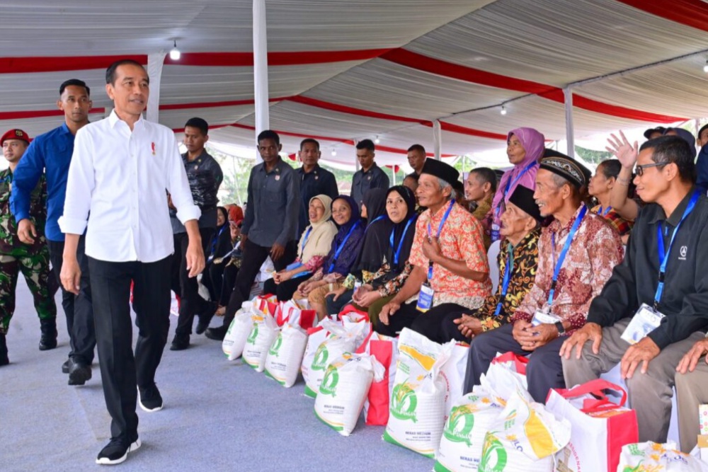 Presiden Joko Widodo (Jokowi) didampingi menteri Kabinet Indonesia Maju berkunjung ke Lapangan Sepak Bola Klumpit Tingkir, Kota Salatiga, Provinsi Jawa Tengah, pada Senin (221/1/2024) untuk mengecek bansos atau bantuan pangan. Dok BPMI Setpres