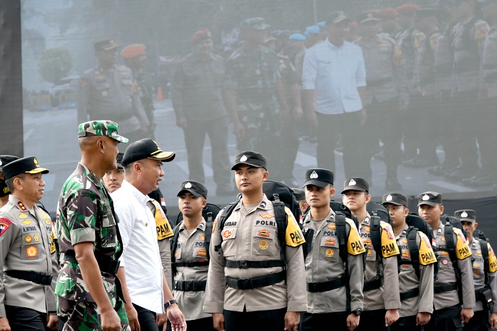 Penjabat Gubernur Jawa Barat Bey Machmudin melepas 19.750 personel gabungan dalam apel pergeseran pasukan dan patroli gabungan terpadu dalam rangka pengamanan Pemilu 2024 di wilayah Jabar, di depan Gedung Sate, Kota Bandung, Senin (12/2/2024).