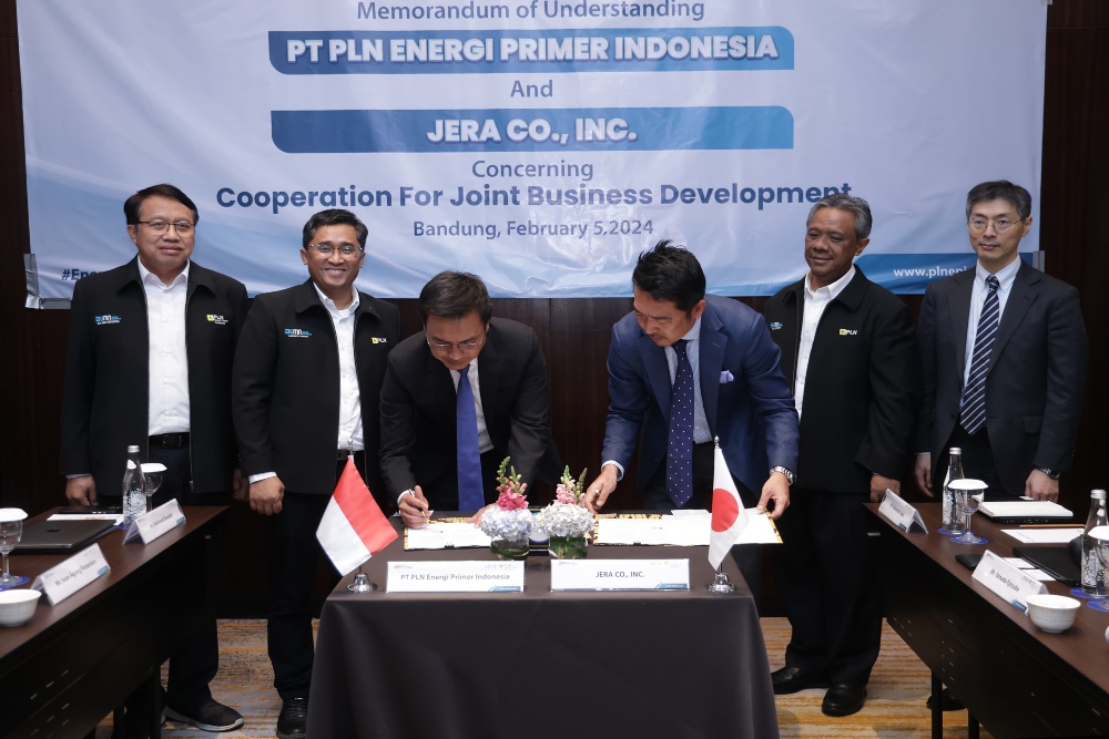 Penandatanganan nota kesepahaman antara PLN Energi Primer Indonesia (EPI) dengan JERA guna menjajaki peluang kolaborasi strategis dalam bidang suplai, optimasi rantai pasok dan infrastruktur LNG untuk PLN Group sekaligus mengembangkan ekosistem energi hijau di Indonesia yang dilaksanakan di Bandung pada Senin (5/2/2024)/PLN
