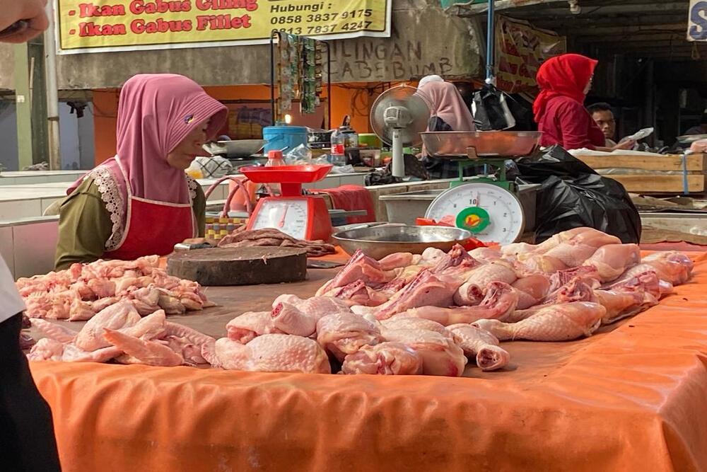 Penjual daging ayam di Pasar Tradisional Lemabang, Kota Palembang./Bisnis-Husnul.