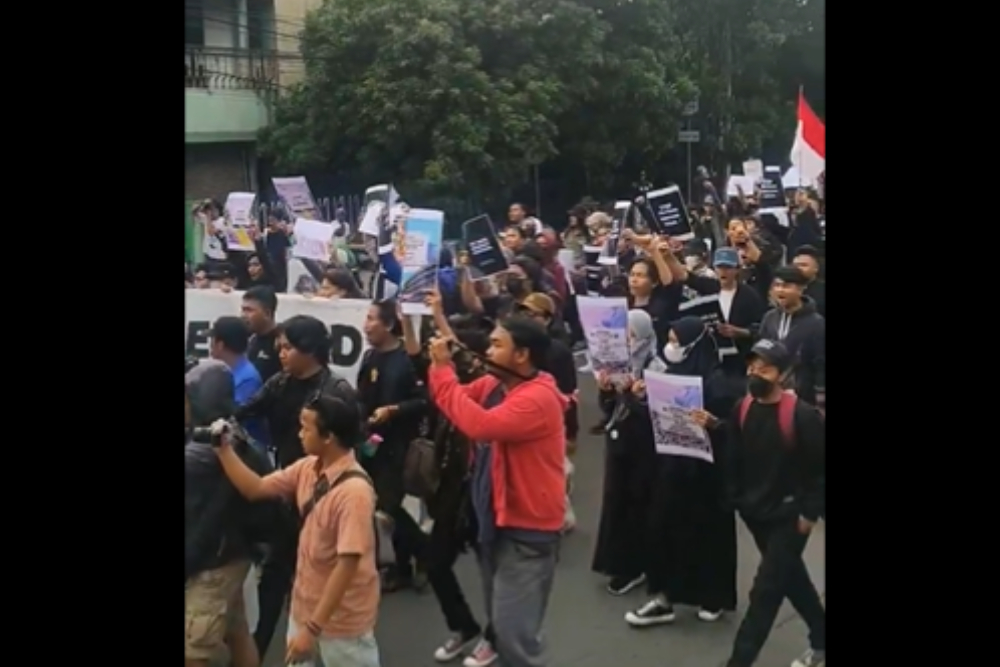 Tangkapan layar video ratusan mahasiswa yang tergabung dalam Gejayan Memanggil Lagi melakukan long march dari Bundaran UGM ke Pertigaan Gejayan pada Senin, 12 Februari 2024/Twitter @GejayanCalling