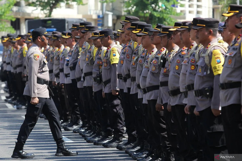 Sejumlah anggota Kepolisian Republik Indonesia (Polri) mengikuti apel pergeseran pasukan pengaman Tempat Pemungutan Suara (TPS) di Polrestabes Surabaya, Jawa Timur, Senin (12/2/2024)./Antara-Didik Suhartono.