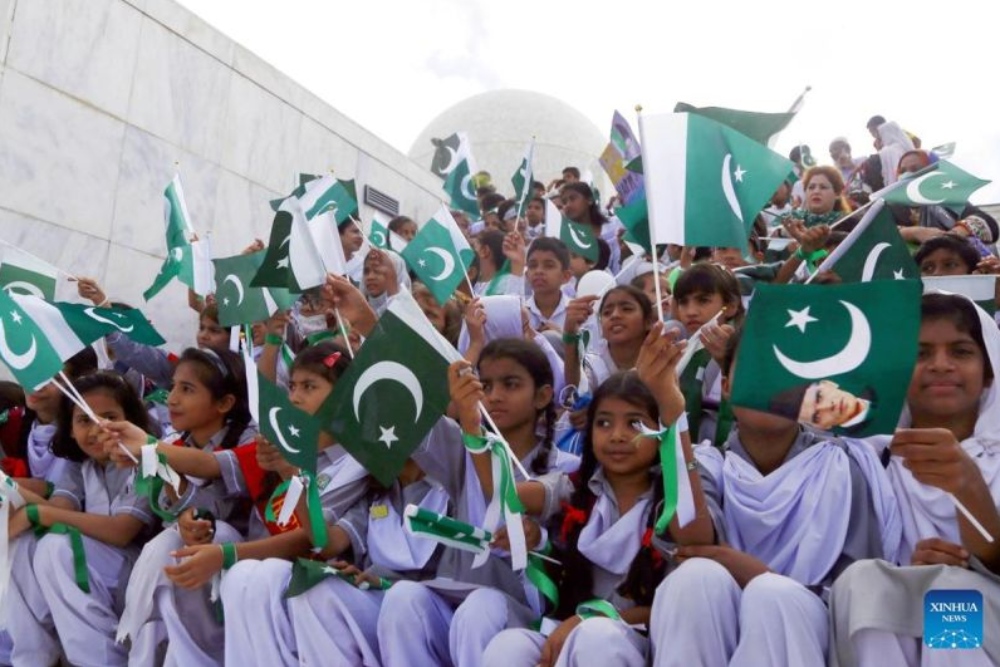 Ilustrasi - Murid-murid sekolah di Pakistan mengibarkan bendera nasional dalam upacara Hari Kemerdekaan di Karachi, Pakistan, pada 14 Agustus 2022./Antara/Xinhua
