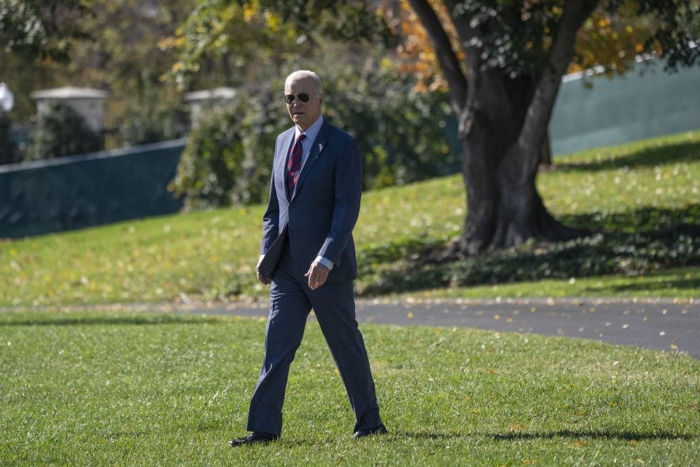 Presiden AS Joe Biden berjalan di halaman Selatan Gedung Putih sebelum menaiki Marine One di Washington, DC, AS, pada Selasa, (14/11/2023). / Bloomberg