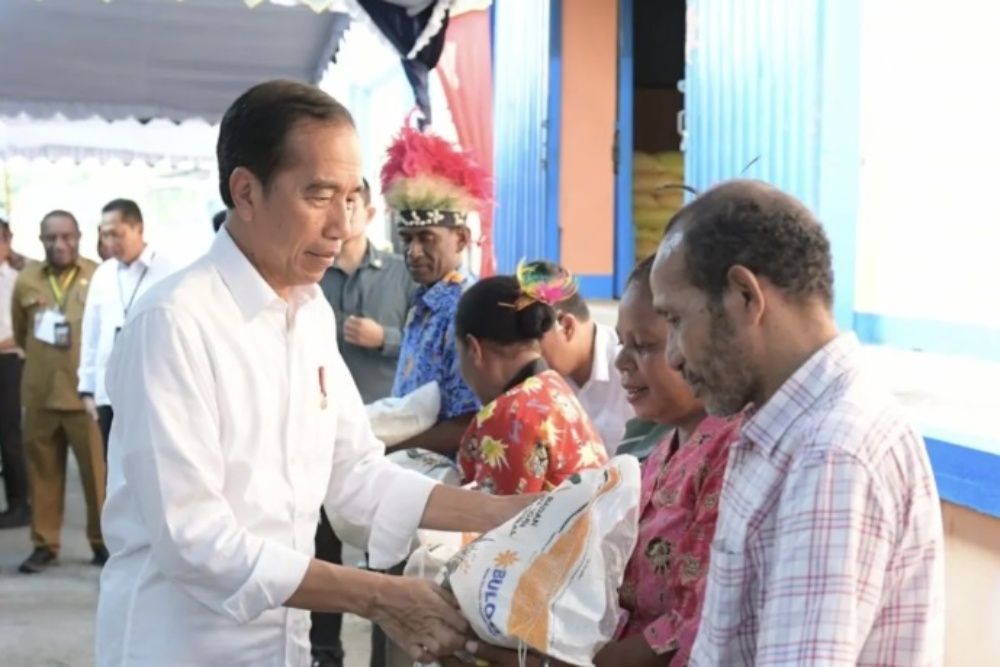 Presiden RI Joko Widodo (Jokowi) memberikan bantuan pangan Cadangan Beras Pemerintah (CBP) kepada warga di Kabupaten Biak Numfor, Provinsi Papua, Rabu (22/11/2023). ANTARA/HO-Sekretariat Presiden.