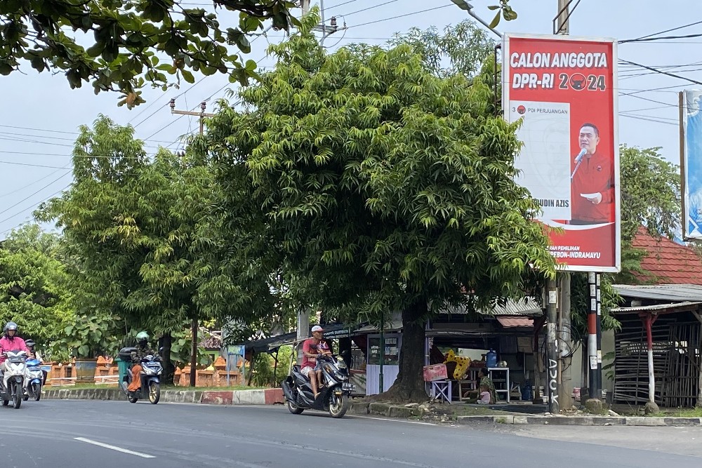  Baliho Peserta Pemilu Masih Terpampang di Kabupaten Cirebon