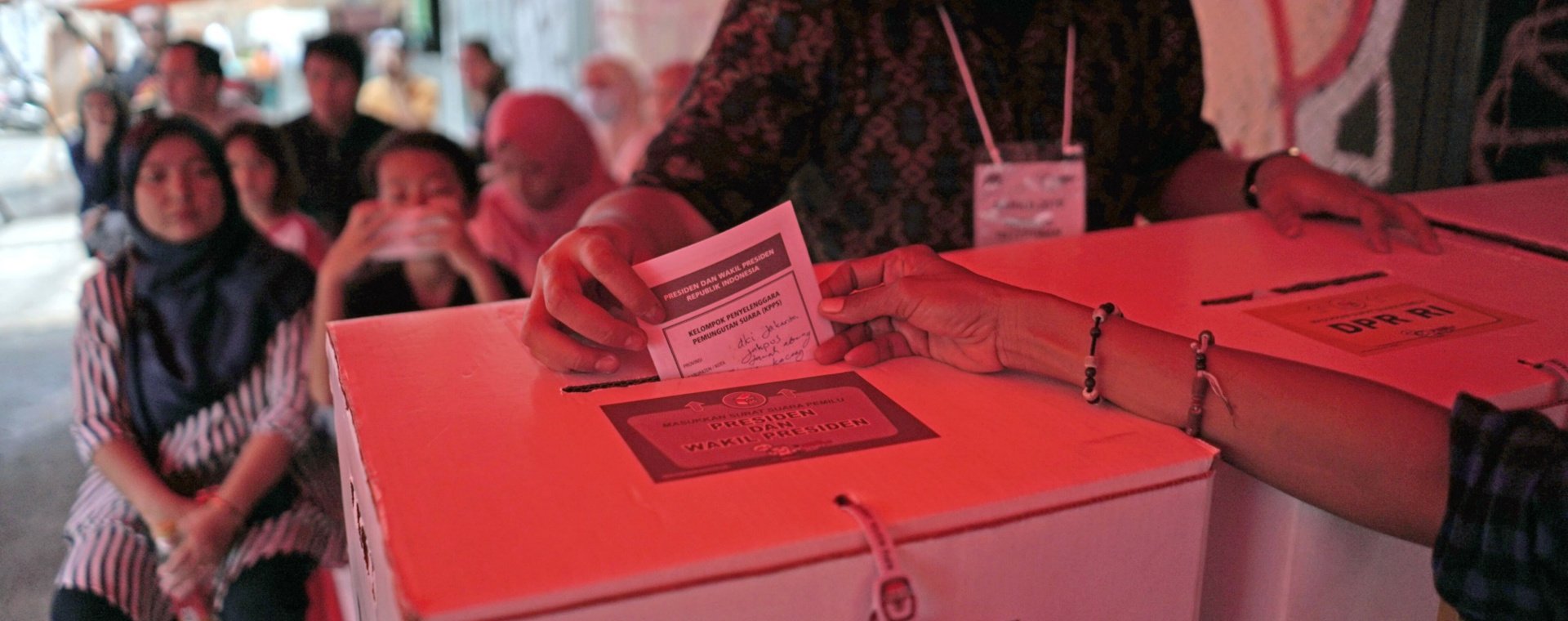 Pemilih memasukkan surat suara ke kotak suara di Tanah Abang, Jakarta saat pelaksanaan pemilu serentak 2019. - Bloomberg/Dimas Ardian