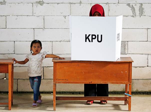 Warga menggunakan hak pilihnya saat Pemilu 2019, di Bogor, Jawa Barat, Rabu (17/4/2019). /Reuters-Willy Kurniawan