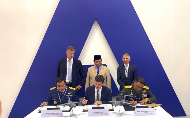 Menteri Pertahanan RI Prabowo Subianto menyaksikan penandatanganan kontrak dua pesawat Airbus A400M di sela-sela kunjungannya di Dubai Airshow 2021 - Dok. Kemhan