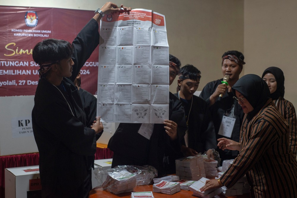 Sejumlah petugas Kelompok Penyelenggara Pemungutan Suara (KPPS) menyiapkan surat suara saat simulasi pemungutan dan penghitungan suara Pemilihan Umum 2024 di lereng Gunung Merbabu, TPS 1, Jeruk, Selo, Boyolali, Jawa Tengah, Rabu (27/12/2023).  ANTARA FOTO/Aloysius Jarot Nugroho/tom.