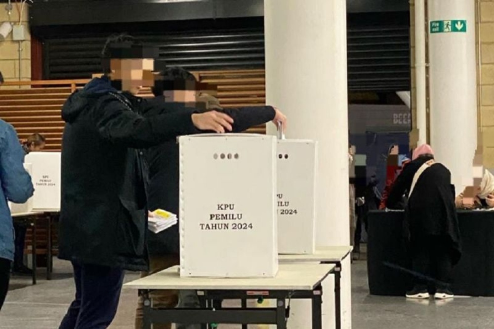 Seorang pemilih di London sedang memasukan surat suara yang telah dicoblos ke dalam kotak suara. Afa tiga TPS yang berada di London dan Manchester. ANTARA/HO-Alpha Gemilang Makmur.