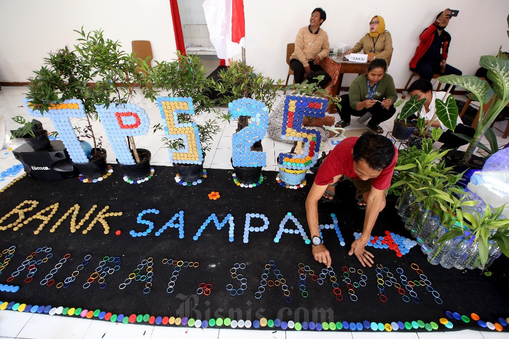  Menghias TPS Dengan Sampah Anorganik di Bandung
