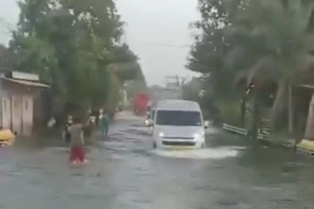 Foto hasil tangkapan layar di Jalan Mijen-Welahan yang banjir, Selasa (13/2/2024). Padahal jalur ini alterntif untuk Jalan Pantura Demak-Kudus yang juga tergenang banjir./Antara
