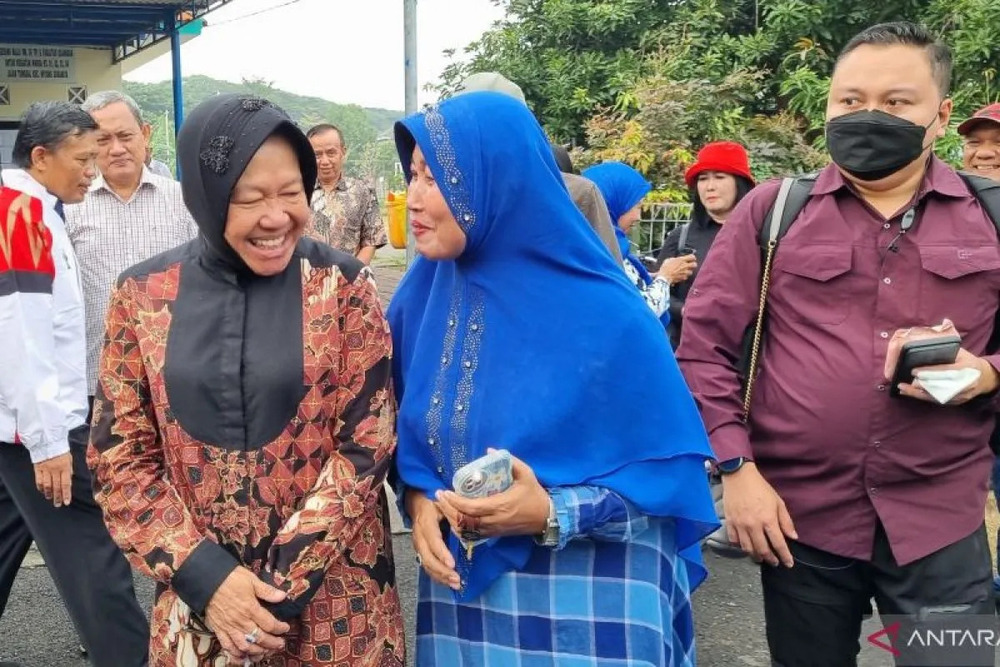  Menteri Risma Ngobrol dengan Warga Seusai Nyoblos Pemilu 2024 di Surabaya