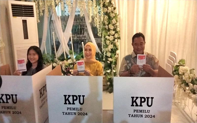  Pj Gubernur Sulsel Memilih di TPS 001 Sawerigading Makassar, Ajak Anaknya yang Pemilih Pemula