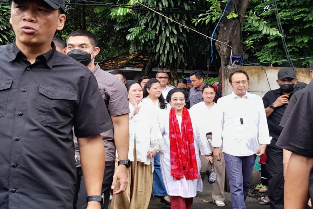  Megawati Didampingi Puan dan Prananda Prabowo Nyoblos di TPS 053 Kebagusan