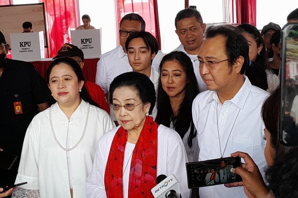  Pilpres 2024, Megawati Beri Salam Metal Usai Nyoblos di Kebagusan