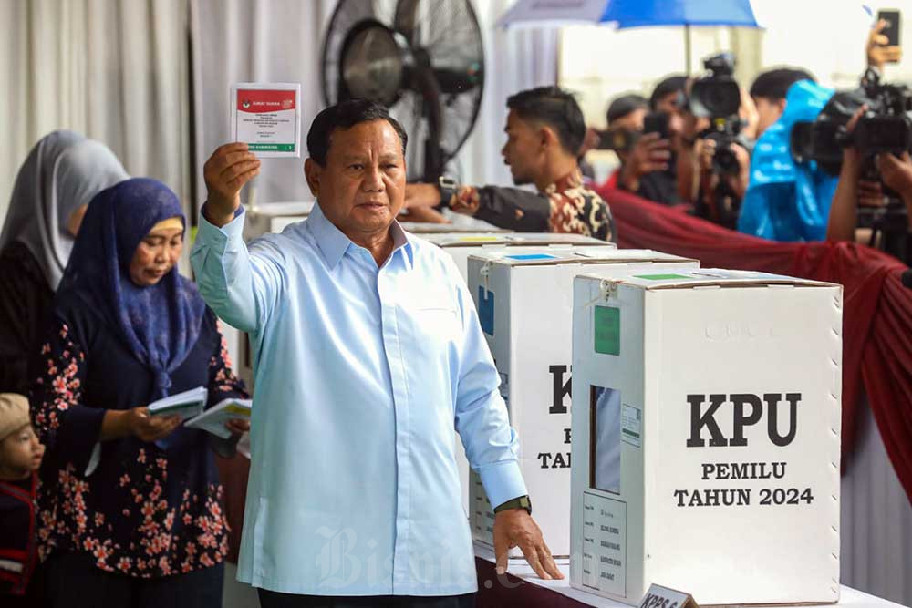Calon Presiden Nomor Urut 2 Prabowo Subianto melakukan pencoblosan surat suara di Tempat Pemungutan Suara (TPS) 033 Bojong Koneng, Hambalang, Kabupaten Bogor, Jawa Barat, Rabu (14/2/2024). Bisnis/Abdurachman