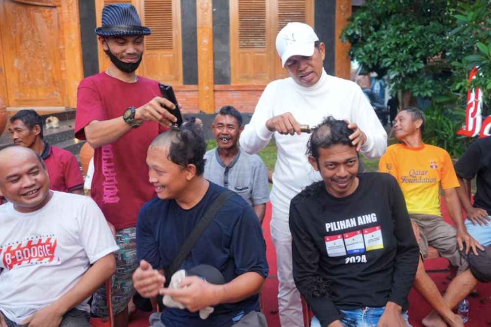  Prabowo-Gibran Unggul di Quick Count, Puluhan Bapak-Bapak di Subang Gunduli Rambut