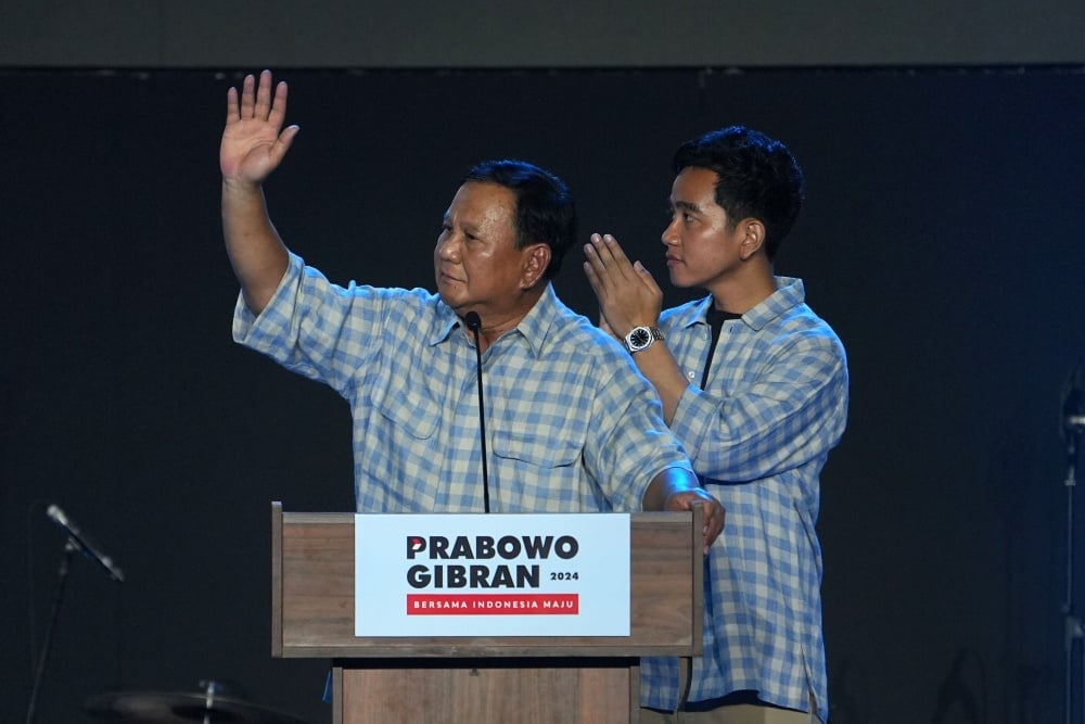 Capres Prabowo Subianto (kiri) Cawapres Gibran Rakabuming Raka menyampaikan sambutannya dihadapan para pendukungnya pada Pidato Mengawal Suara Rakyat di Istora Senayan, Jakarta, Rabu (14/2/2024). Foto Bloomberg