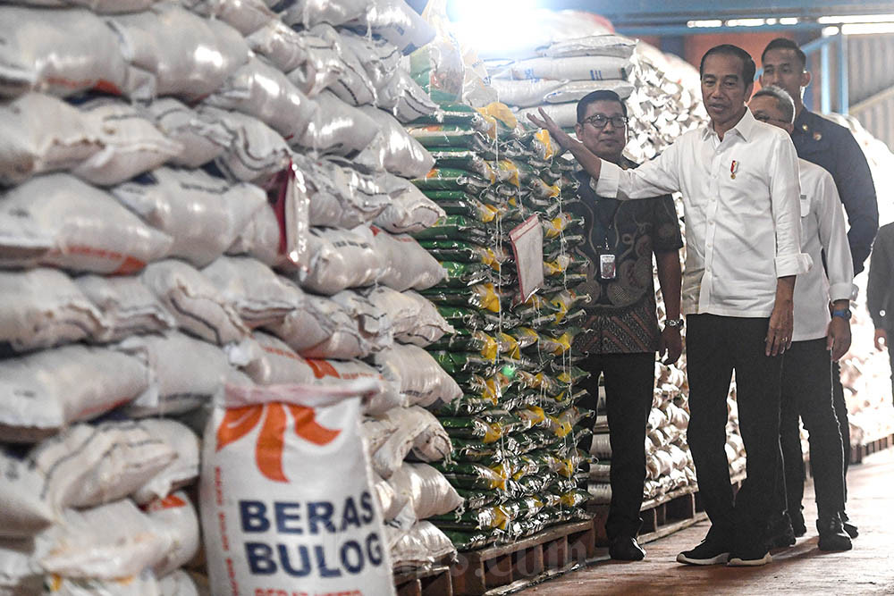  Presiden Tinjau Gudang Bulog dan Serahkan Bantuan Beras